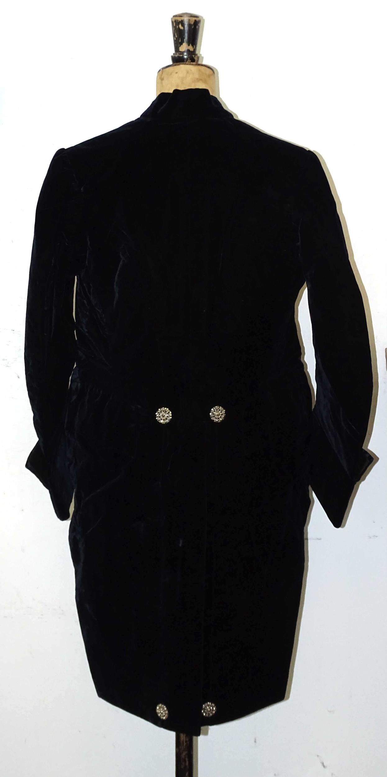 A gentleman's court dress midnight blue velvet tail coat with ivory silk lining and ten cut-steel - Bild 2 aus 3