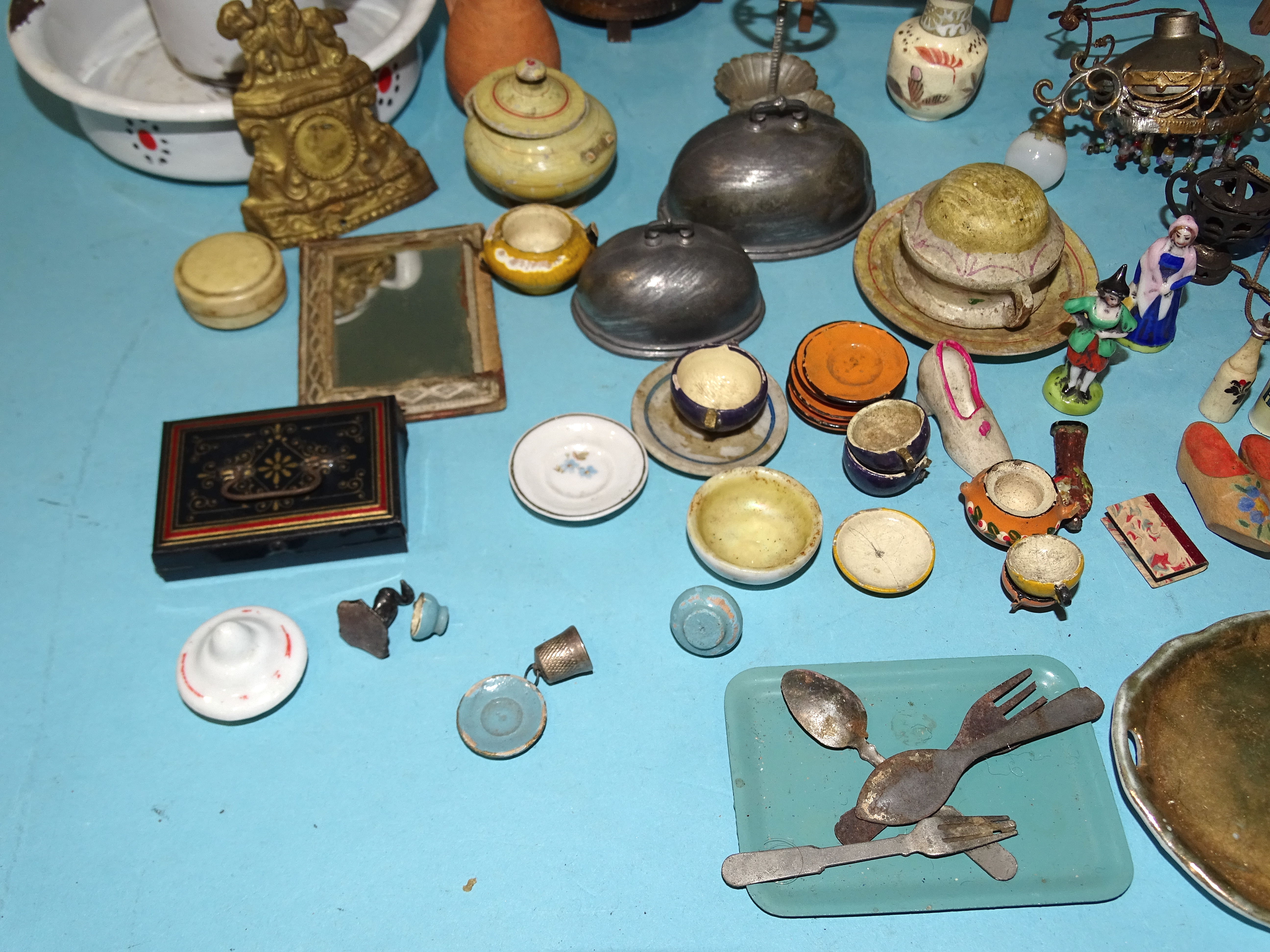 A quantity of mainly Edwardian doll's house furniture and accessories, including: three rush- - Bild 3 aus 4