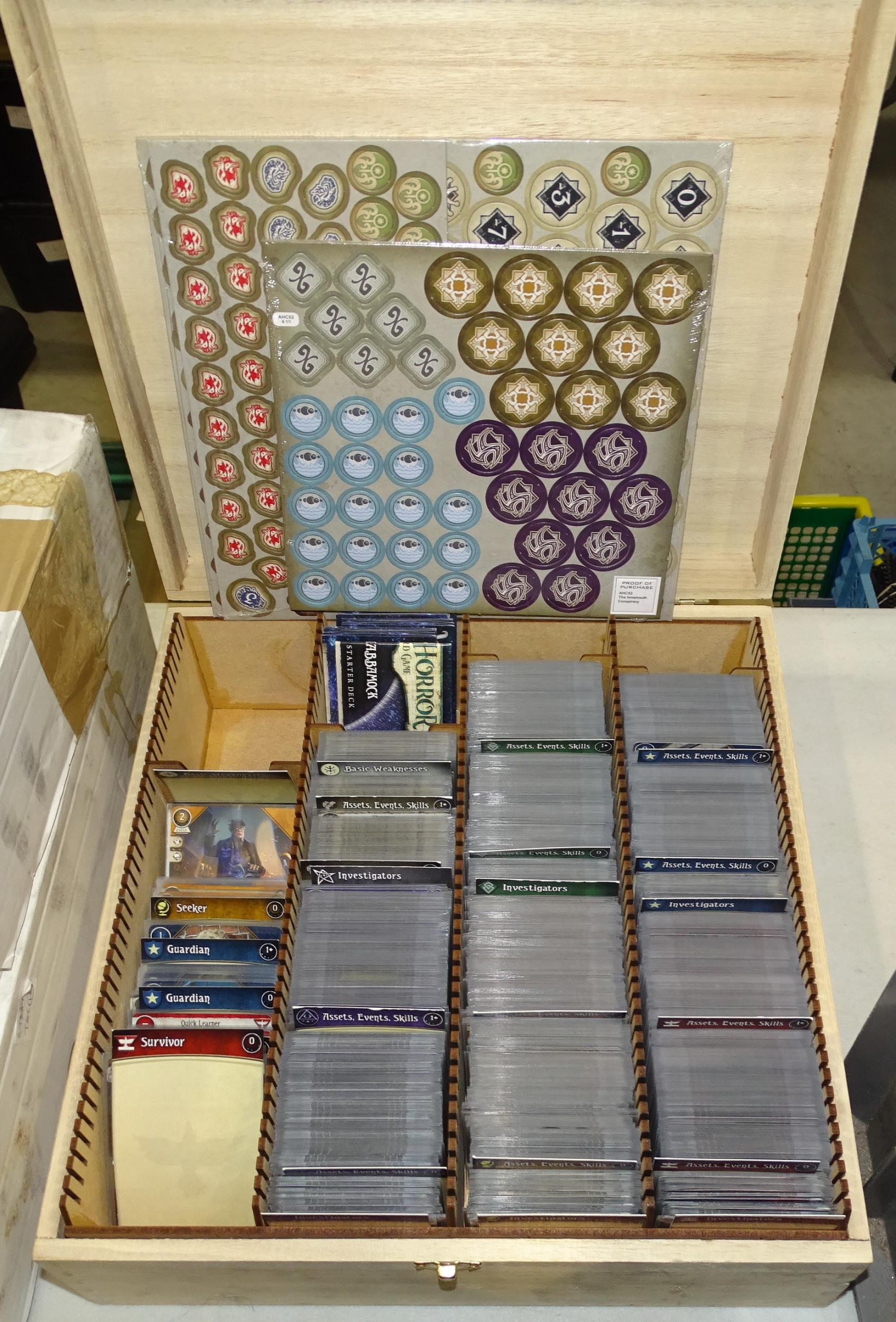 A large collection of 'Arkham Horror' game cards contained in an 'Arkham Horror' suitcase and ' - Bild 4 aus 4