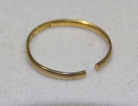 A 22ct gold wedding band, (cut), 2.1g.