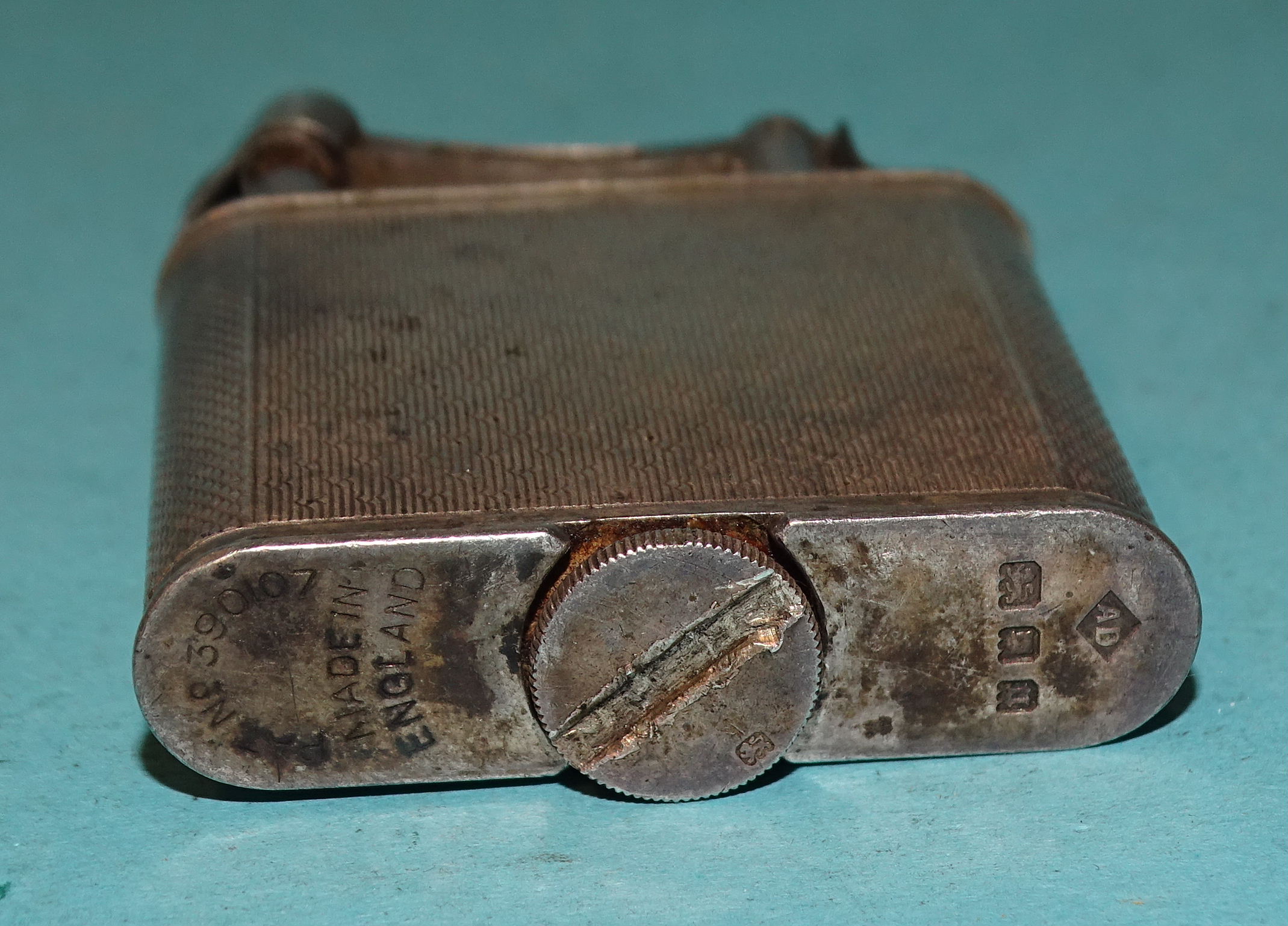 A hallmarked silver Dunhill lighter with engine-turned body, London 1928, Pat. no.390107, (a/f, fuel - Bild 3 aus 3