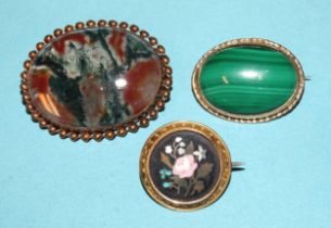A Victorian round pietra-dura brooch, 22mm, a 9ct gold moss agate brooch and a 9ct gold malachite