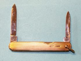 An engine turned 9ct gold penknife by Sampson Mordan & Co, London 1930, 72mm including bale, 18g.
