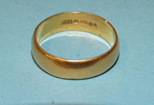 A 22ct gold wedding band, size M, 4.5g.