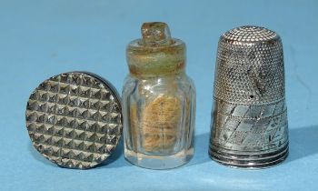 A silver combination thimble/smelling salts bottle with incised chequer-board base, 35mm high.