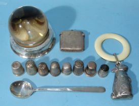 Five hallmarked silver thimbles, one sterling silver and two unmarked, a small silver Vesta case,