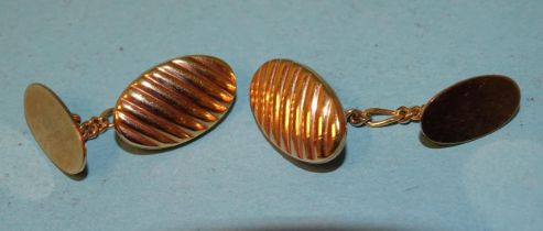 A pair of 9k yellow gold cufflinks with ribbed decoration, 3.5g.