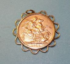 An Edward VII 1910 sovereign in 9ct gold pendant mount, 9.5g.