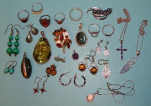 Two opal-set silver rings, two Labradorite pendants and other gem-set jewellery, mainly in 925-