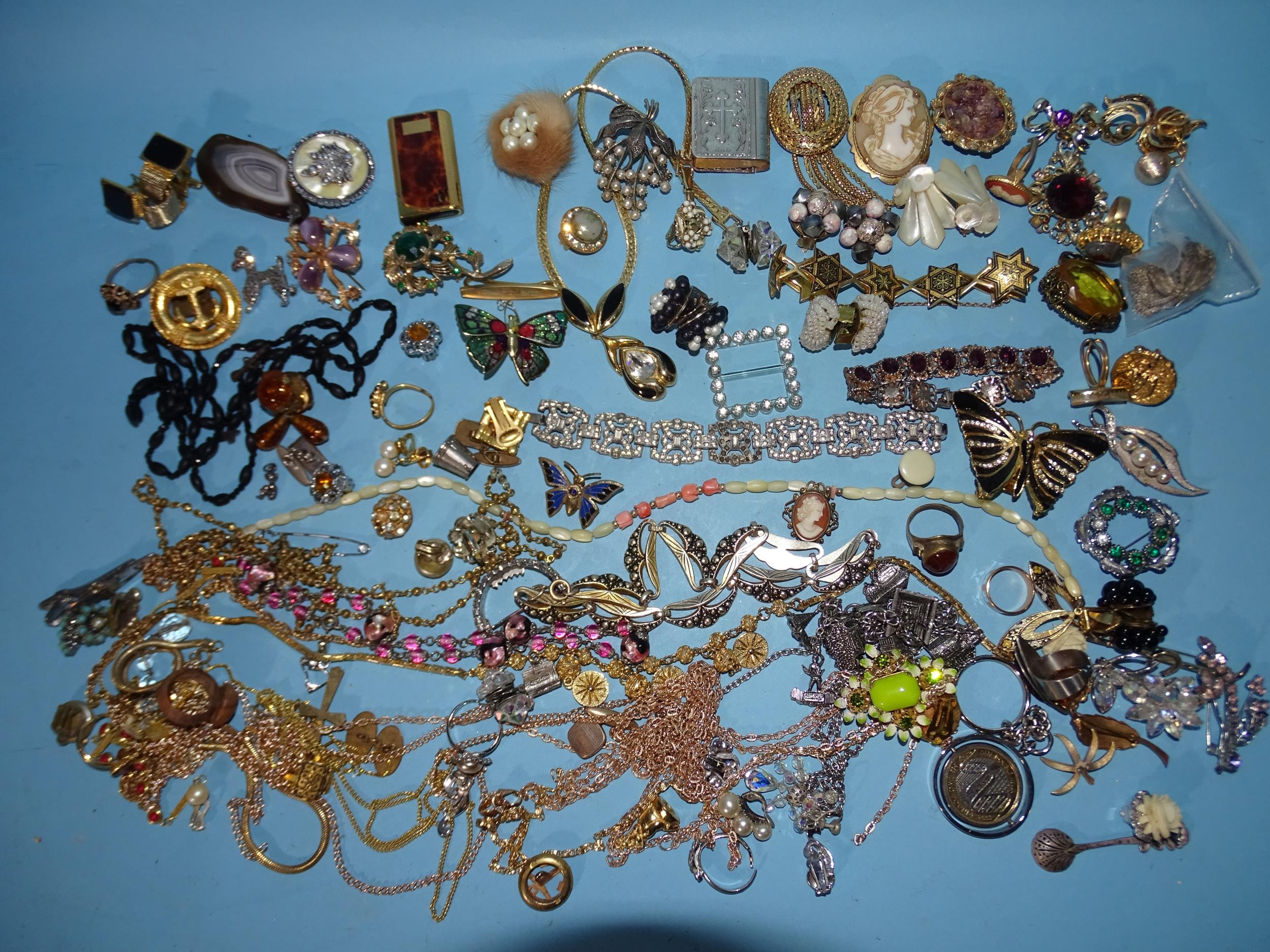 A quantity of costume jewellery, compacts, trinket boxes, etc. - Image 2 of 2