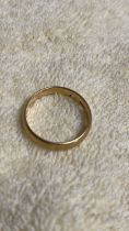 18CT GOLD WEDDING BAND SIZE S/T WEIGHT APPROX 4.4 GRAMS