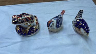 3 ROYAL CROWN DERBY ANIMALS WITH GOLD BUTTON (1 BIRD CHIPPED-AF)