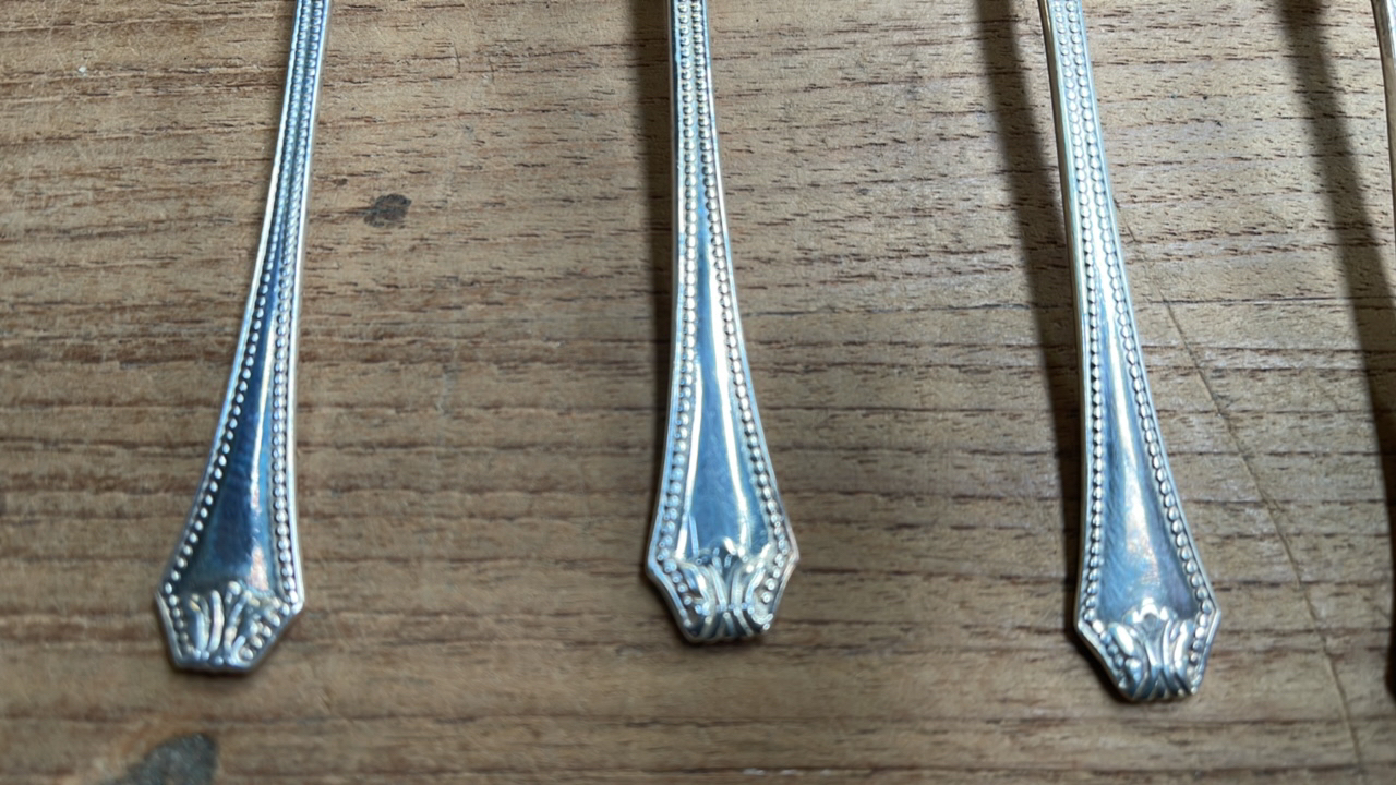 12 SILVER TEA SPOONS - Image 4 of 5