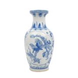 Vase aus Porzellan mit unterglasurblauem Dekor. CHINA,