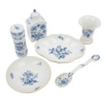 MEISSEN 6-tlg. Konvolut 'Zwiebelmuster' und 'Blaue Blume', 1. Wahl, 20. Jh.: