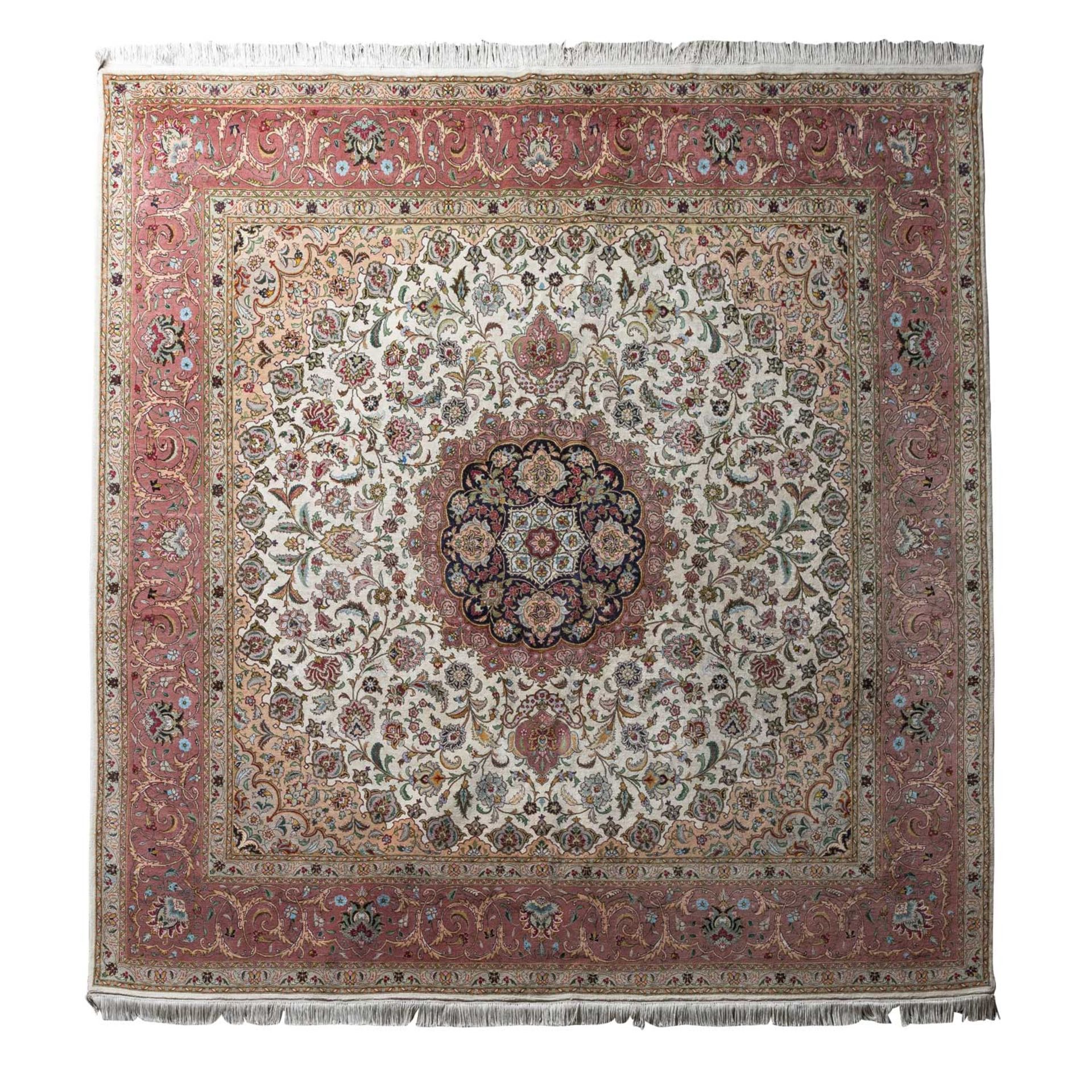 Orientteppich mit Seide. TÄBRIS/IRAN, 20. Jh., 245x244 cm.