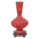 Rote Schnitzlackvase. CHINA, 20. Jh.