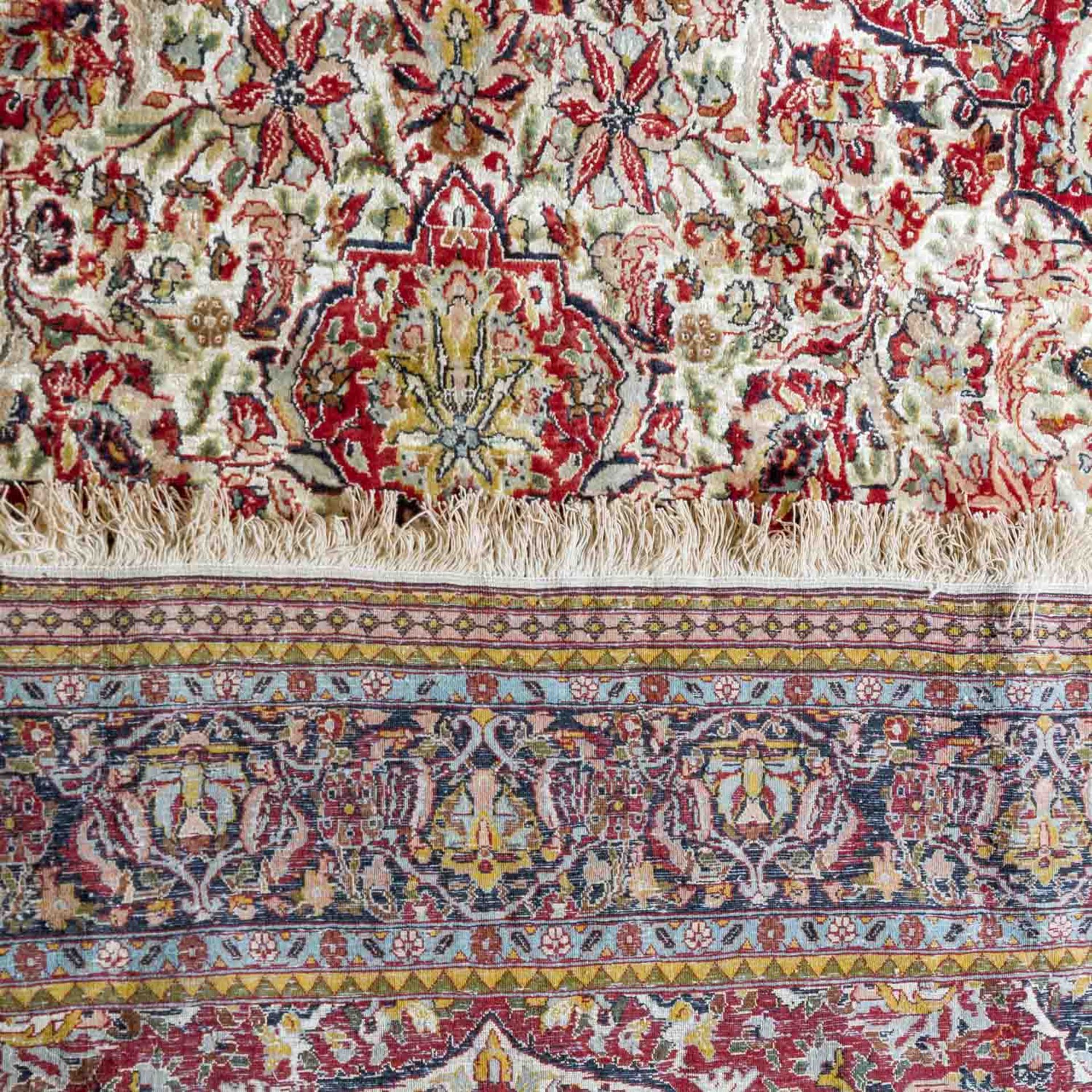 Orientteppich mit Seide. ISFAHAN/PERSIEN, 273x183 cm, 20. Jh. - Image 3 of 4