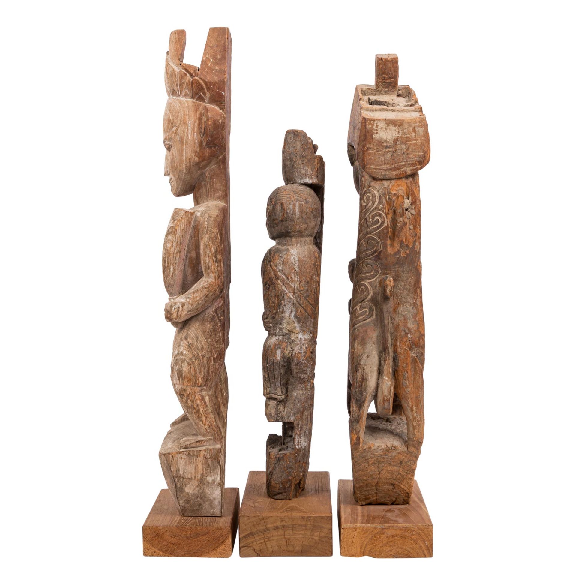 3 figürliche Skulpturen aus Holz. AFRIKA, 20. Jh.: - Image 2 of 4