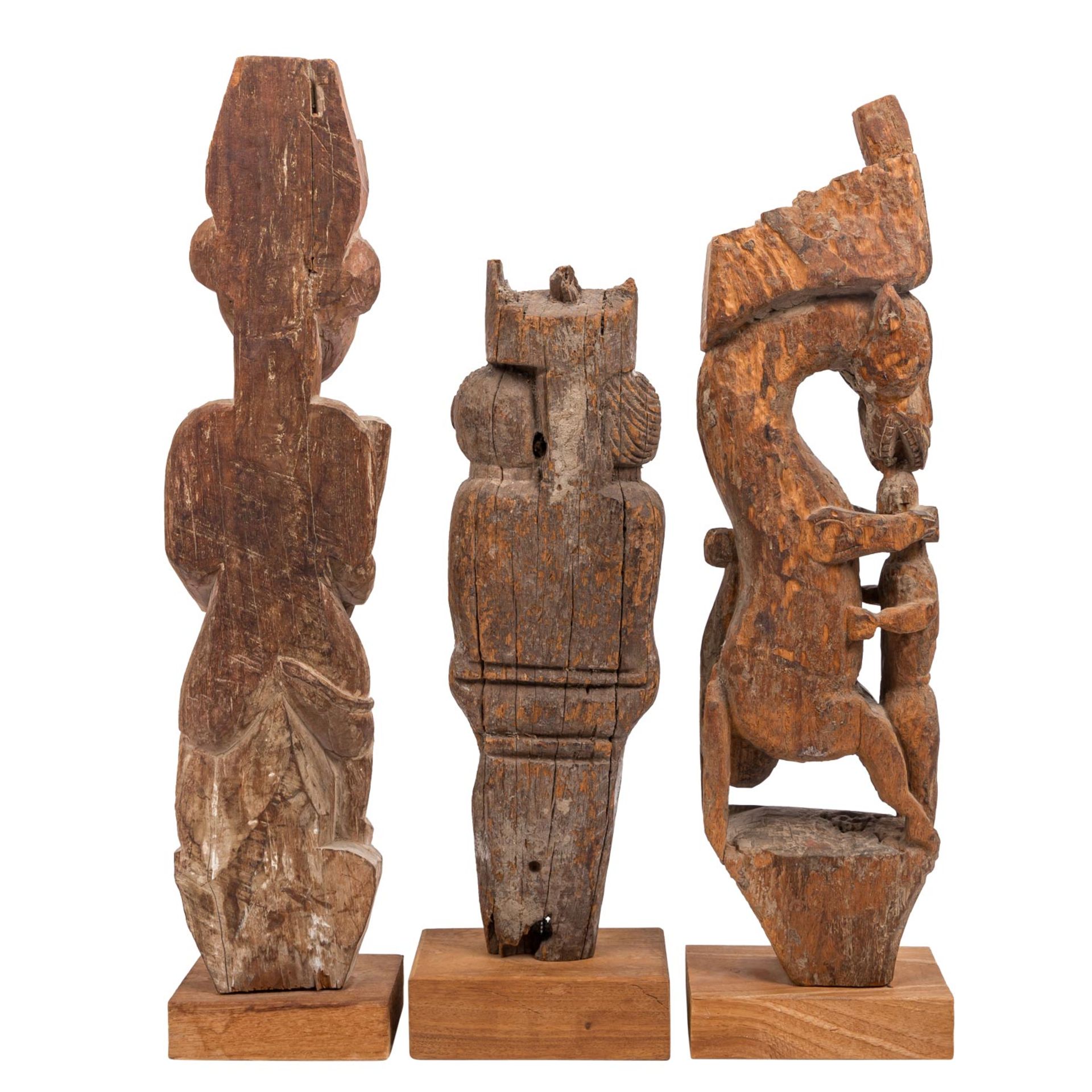 3 figürliche Skulpturen aus Holz. AFRIKA, 20. Jh.: - Image 3 of 4