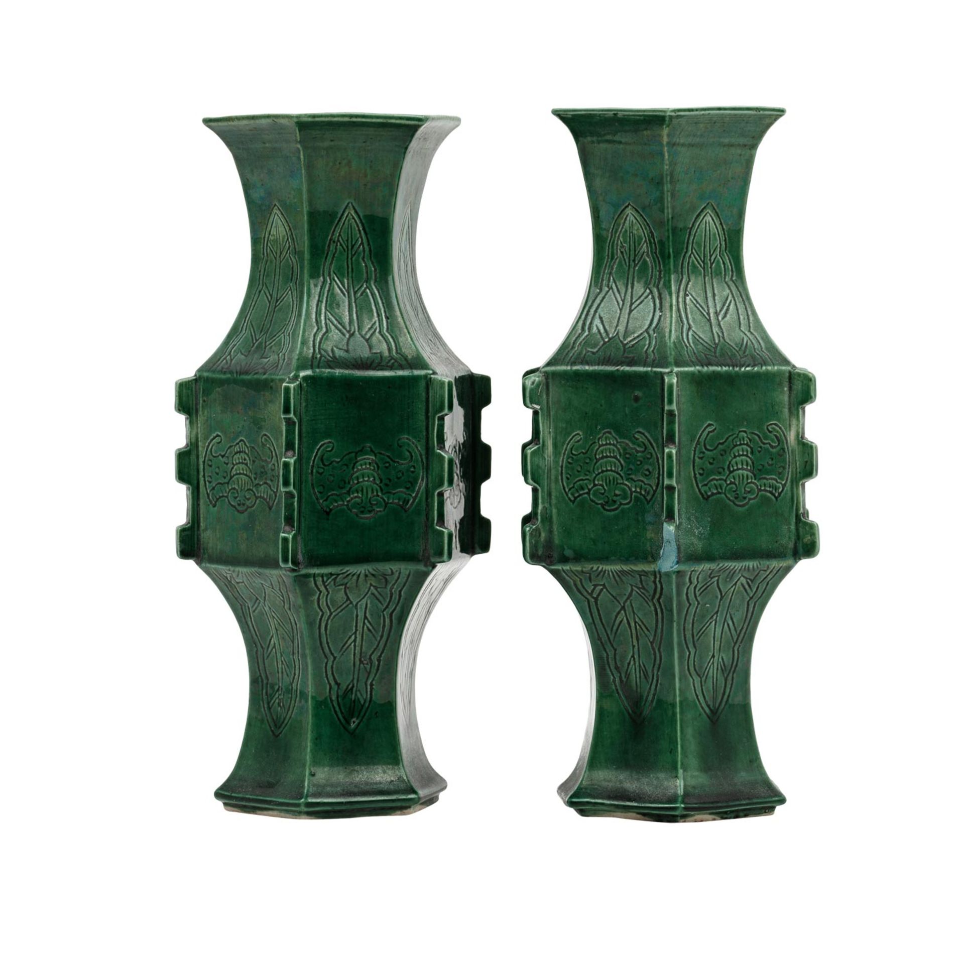 Paar grüne Vasen aus Porzellan. CHINA, Qing-Dynastie (1644-1912). - Image 2 of 9