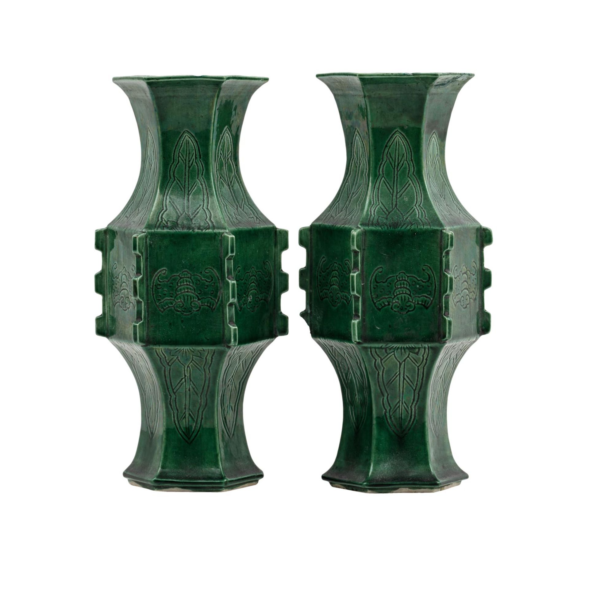 Paar grüne Vasen aus Porzellan. CHINA, Qing-Dynastie (1644-1912). - Image 3 of 9
