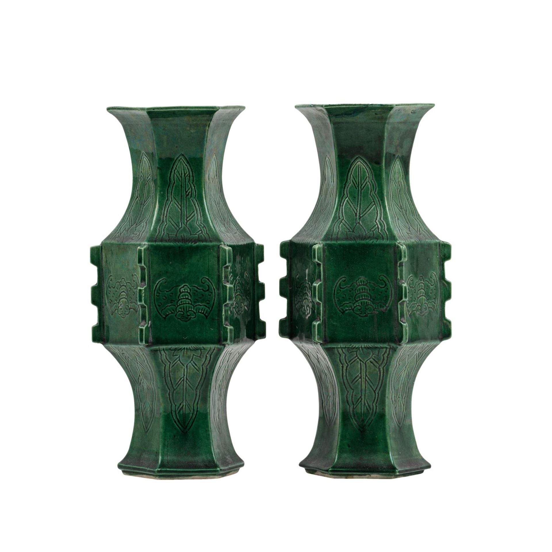 Paar grüne Vasen aus Porzellan. CHINA, Qing-Dynastie (1644-1912). - Image 4 of 9