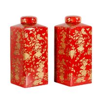 Paar rot glasierte Vierkantvasen. CHINA, 20. Jh.,