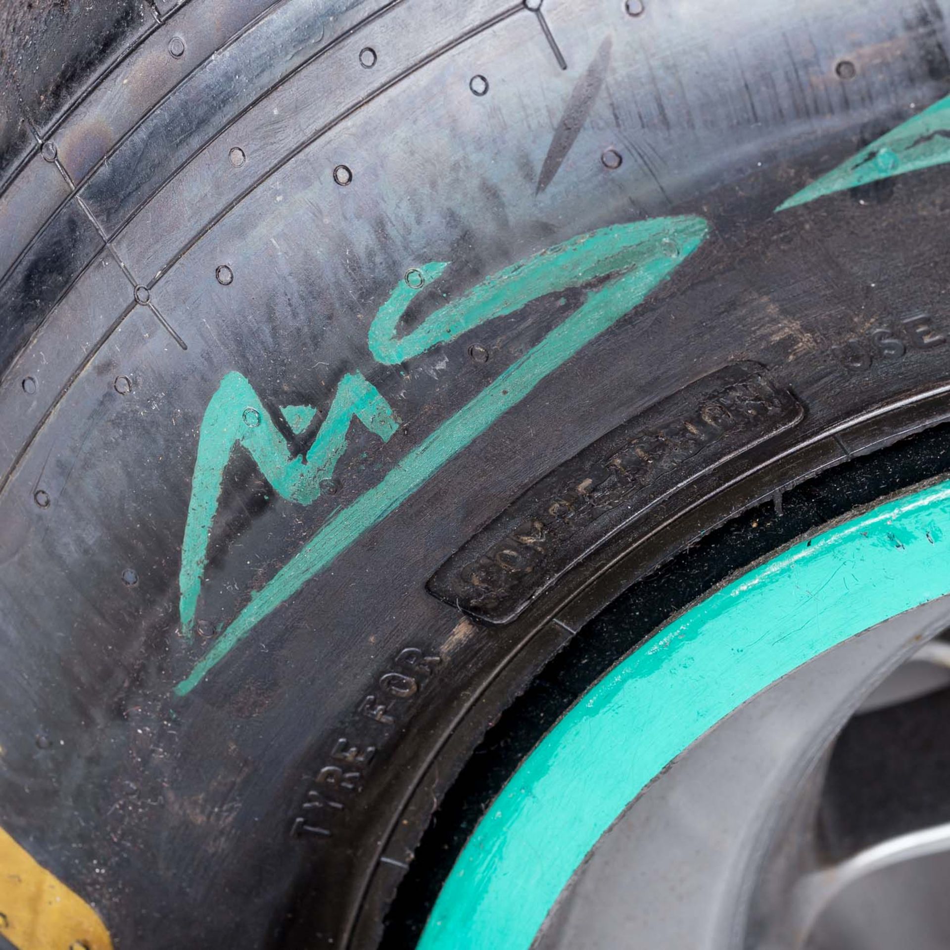 MICHAEL SCHUMACHER - Original in einem Rennen gefahrener FORMEL 1 Slick - Image 6 of 11