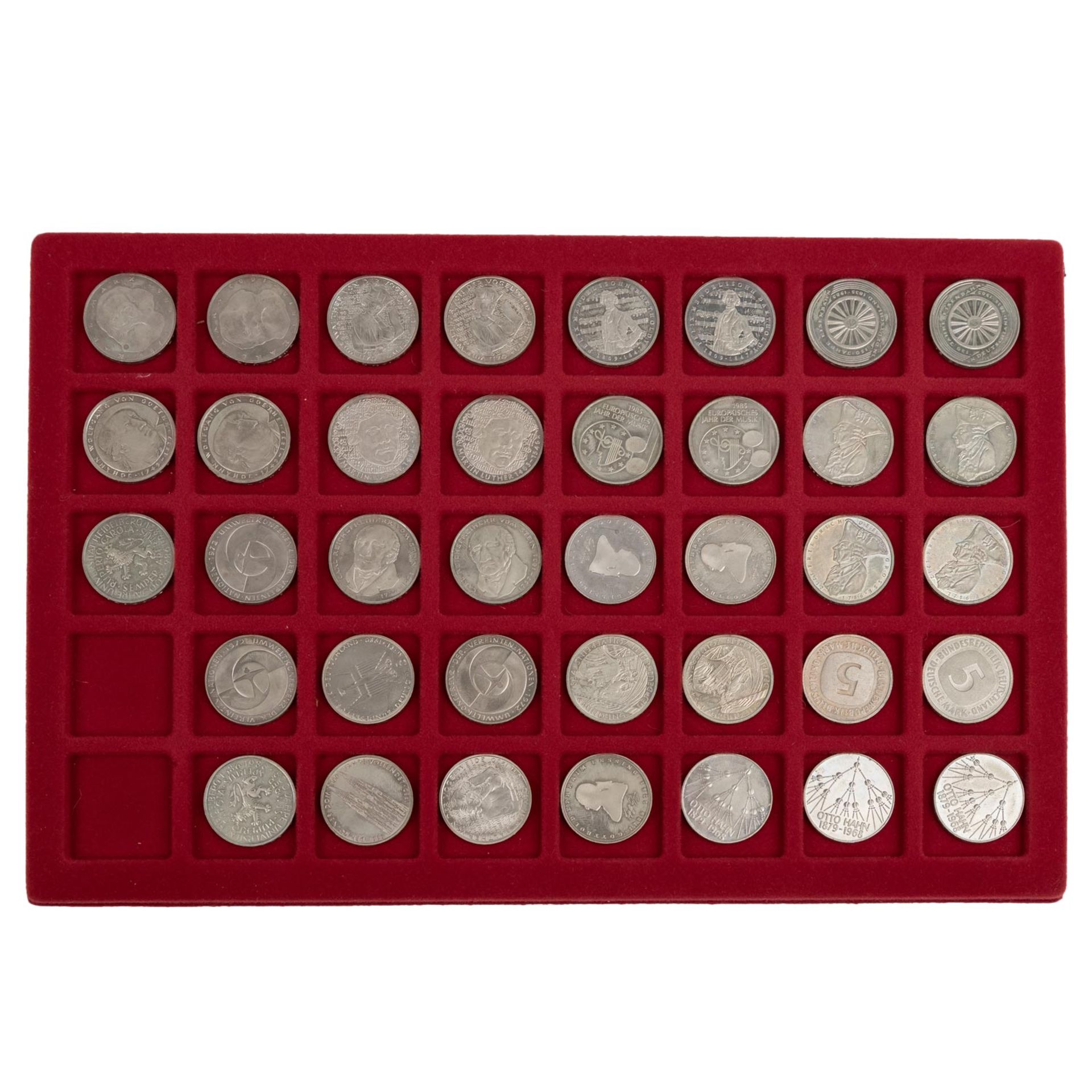 BRD - Münzensammlung in einer Münzenbox mit 77 x 5 DM und 52 x 10 DM - Bild 5 aus 6