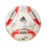 FUSSBALL - Signierter Ball mit den Unterschriften
