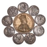 Historischer Untersetzer mit französischer Bronzemedaille und 9x 2-Mark-Münzen aus dem dt. Kaiserrei
