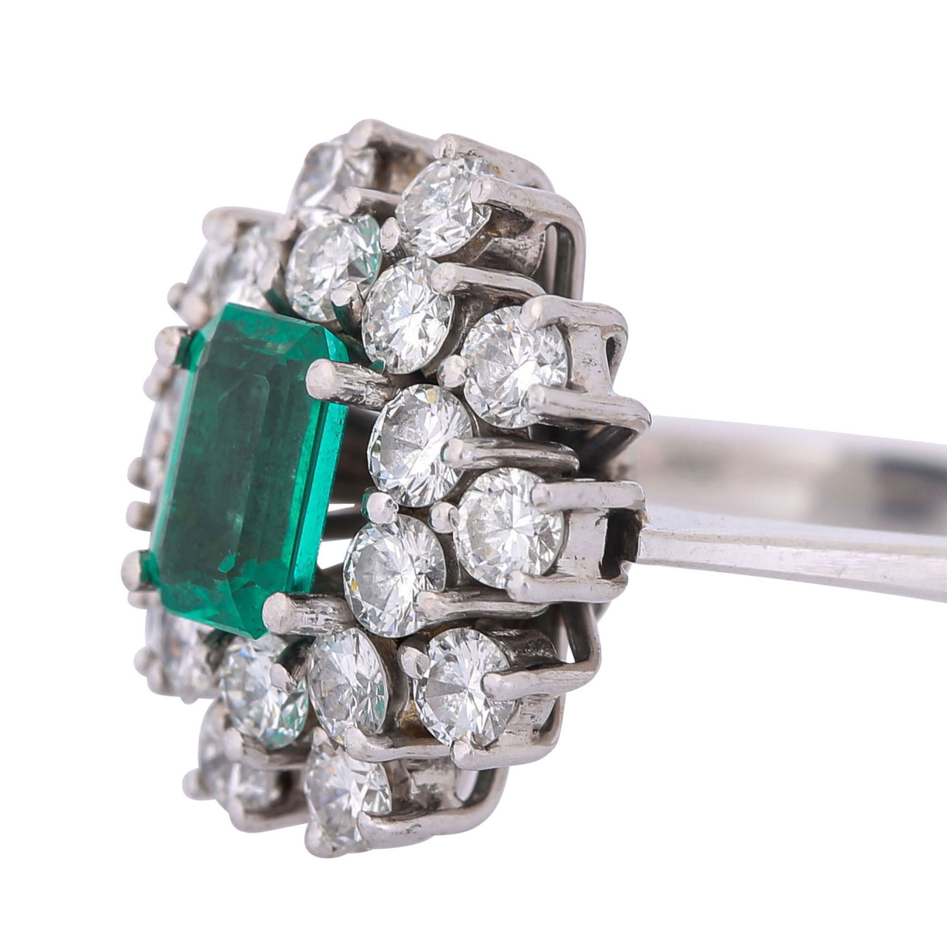 Ring mit Smaragd ca. 0,56 ct umgeben von Brillanten zus. ca. 0,9 ct, - Image 3 of 3