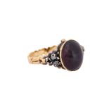 Ring mit Granatcabochon und Diamantrosen,