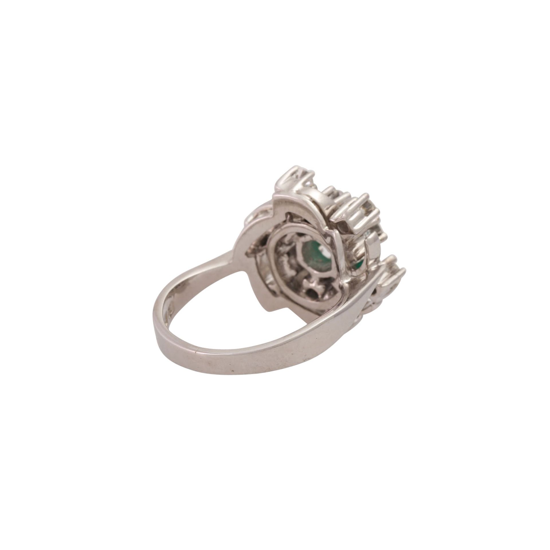 Ring mit Smaragd umgeben von Brillanten zus. ca. 0,62 ct, - Image 3 of 4