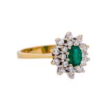 Ring mit ovalem Smaragd ca. 0,5 ct und Brillanten zus. ca. 0,4 ct,