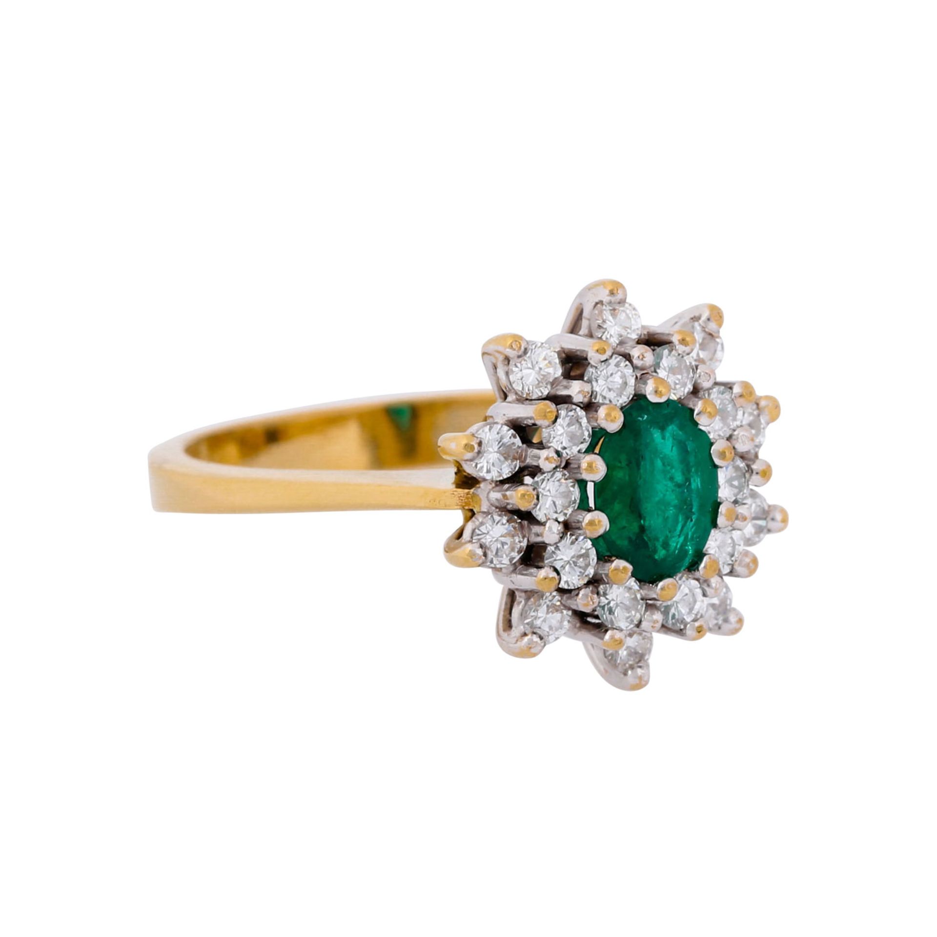 Ring mit ovalem Smaragd ca. 0,5 ct und Brillanten zus. ca. 0,4 ct,