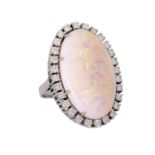 Ring mit großem Opal entouriert von Brillanten zus. ca. 1 ct,