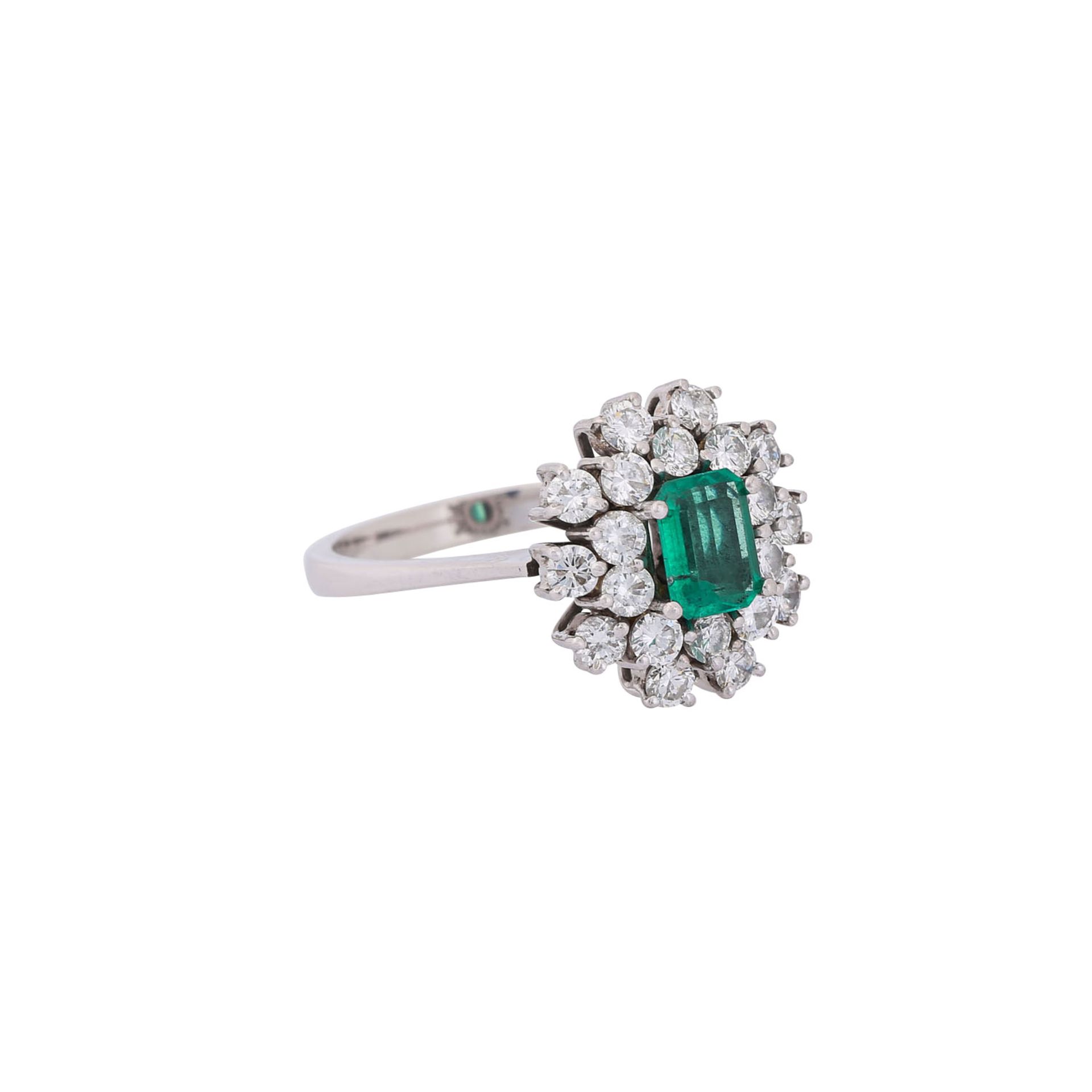 Ring mit Smaragd ca. 0,56 ct umgeben von Brillanten zus. ca. 0,9 ct,