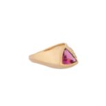 Ring mit himbeerfarbenem Turmalin und Brillanten zus. ca. 0,15 ct,