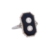 Ring mit Onyxplatte, 2 Altschliffdiamanten zus. ca. 0,35 ct,