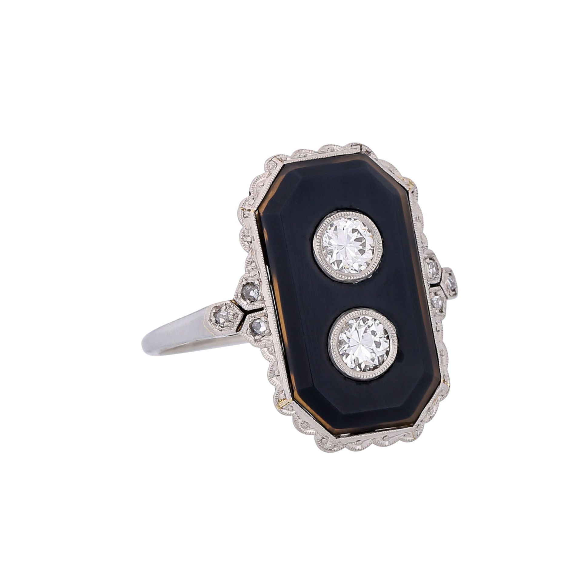 Ring mit Onyxplatte, 2 Altschliffdiamanten zus. ca. 0,35 ct,