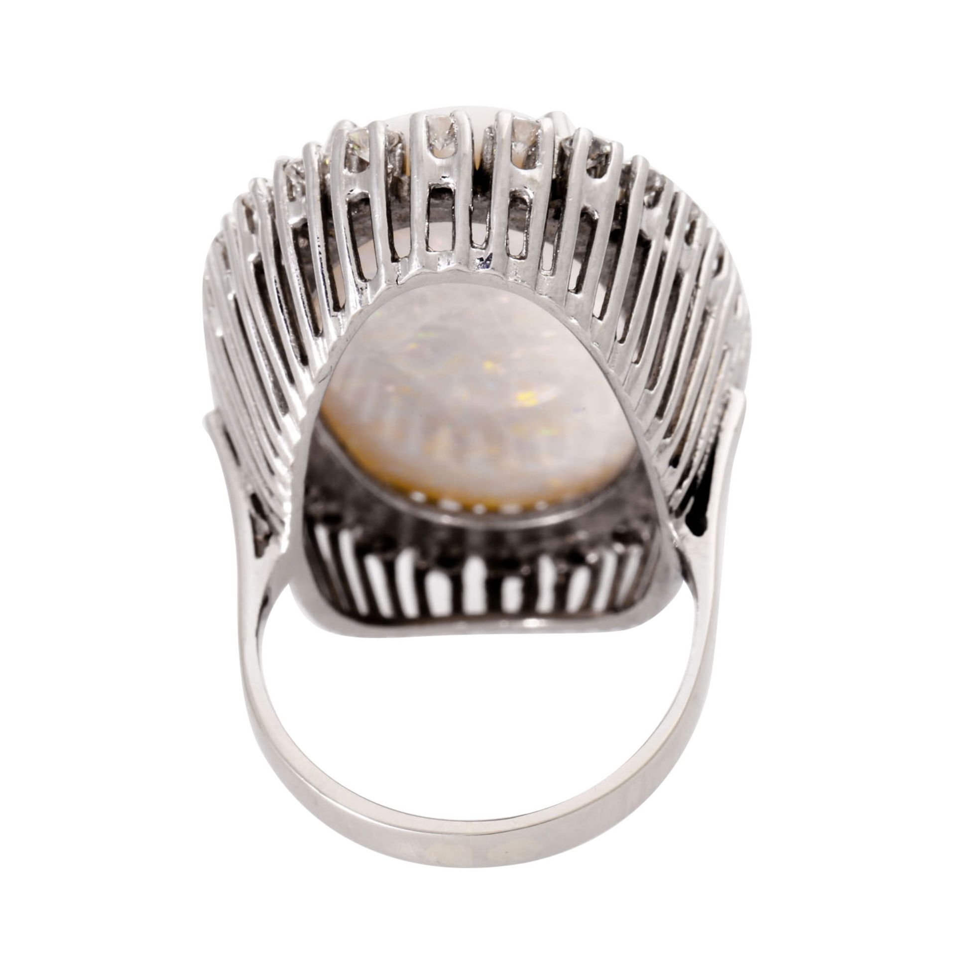 Ring mit großem Opal entouriert von Brillanten zus. ca. 1 ct, - Bild 3 aus 3