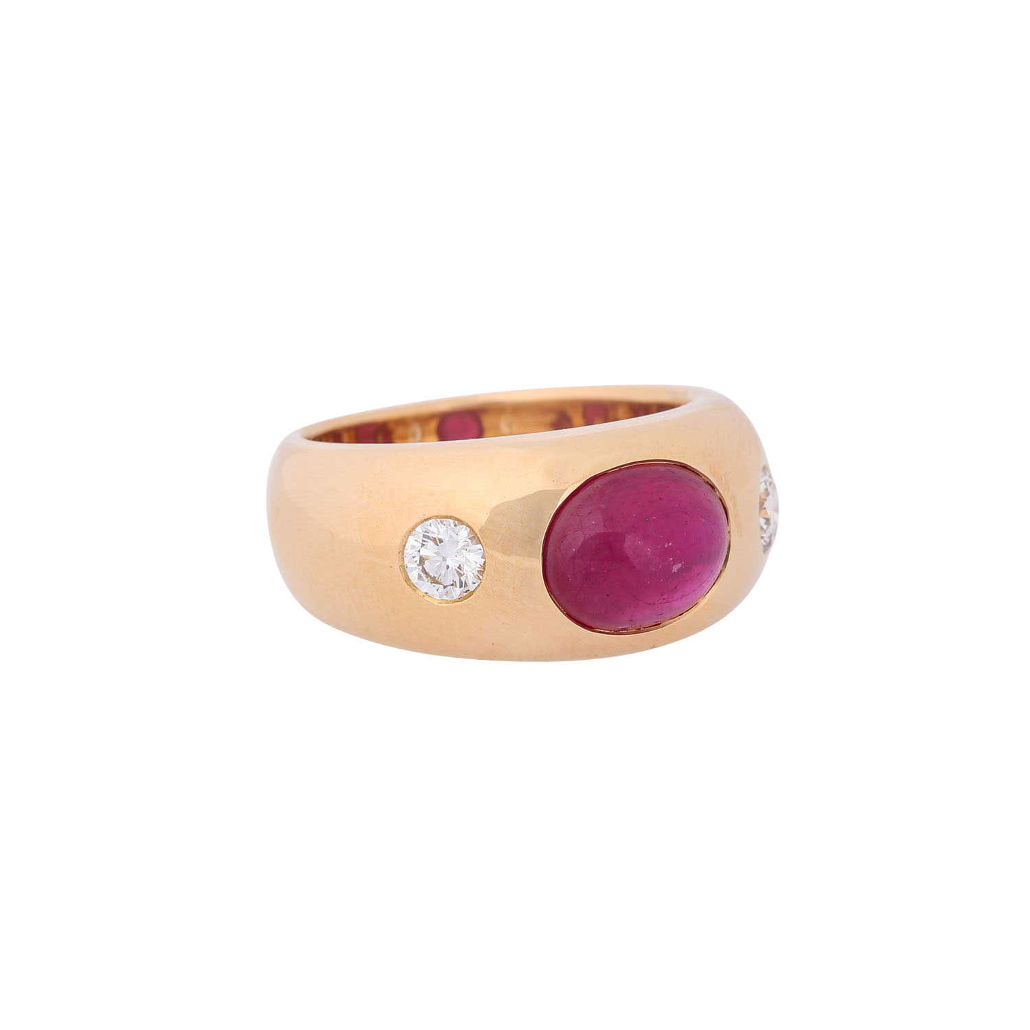 Bandring mit ovalem Rubincabochon und 2 Brillanten, zus. ca. 0,5 ct,