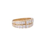Ring mit Brillanten und Diamanten im Baguetteschliff, zus. ca. 0,97 ct