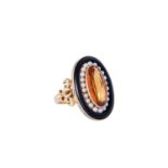 Ring mit ovalem Citrin, Akoyaperlen und Onyx,