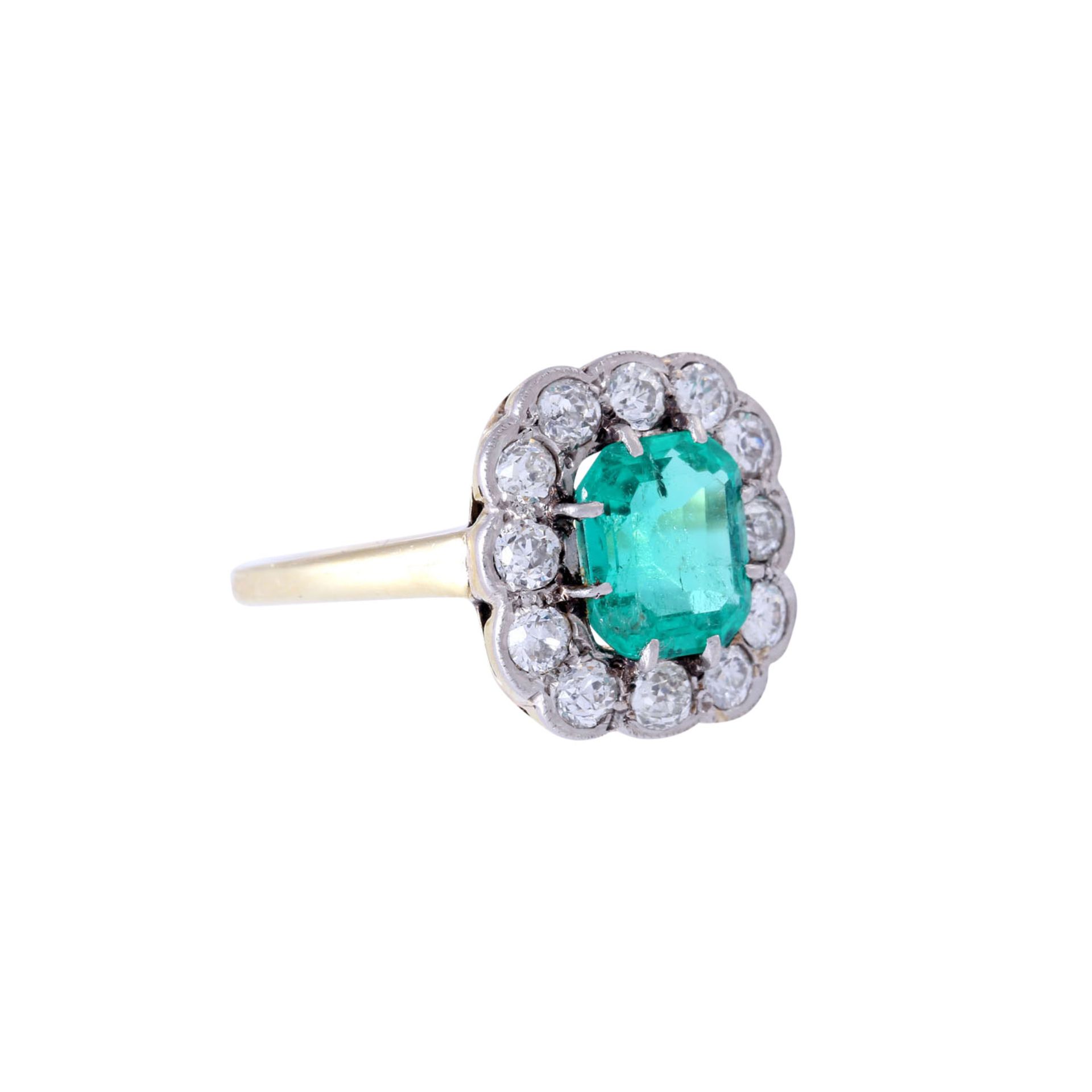 Ring mit feinem Smaragd ca. 2,2 ct und Altschliffdiamanten zus. ca. 1,1 ct,