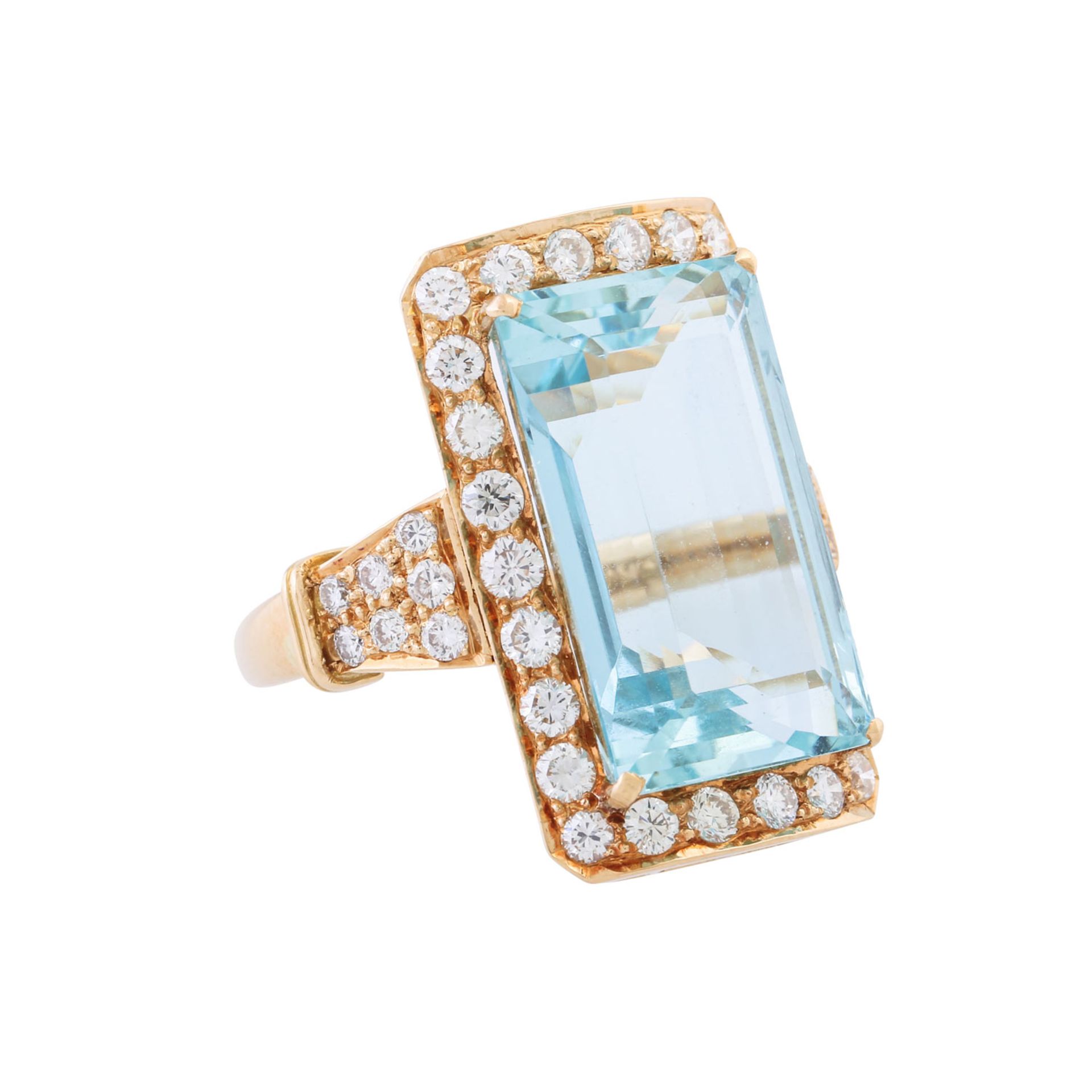 Ring mit feinem Aquamarin von ca. 14 ct und Brillanten zus. ca. 1 ct,