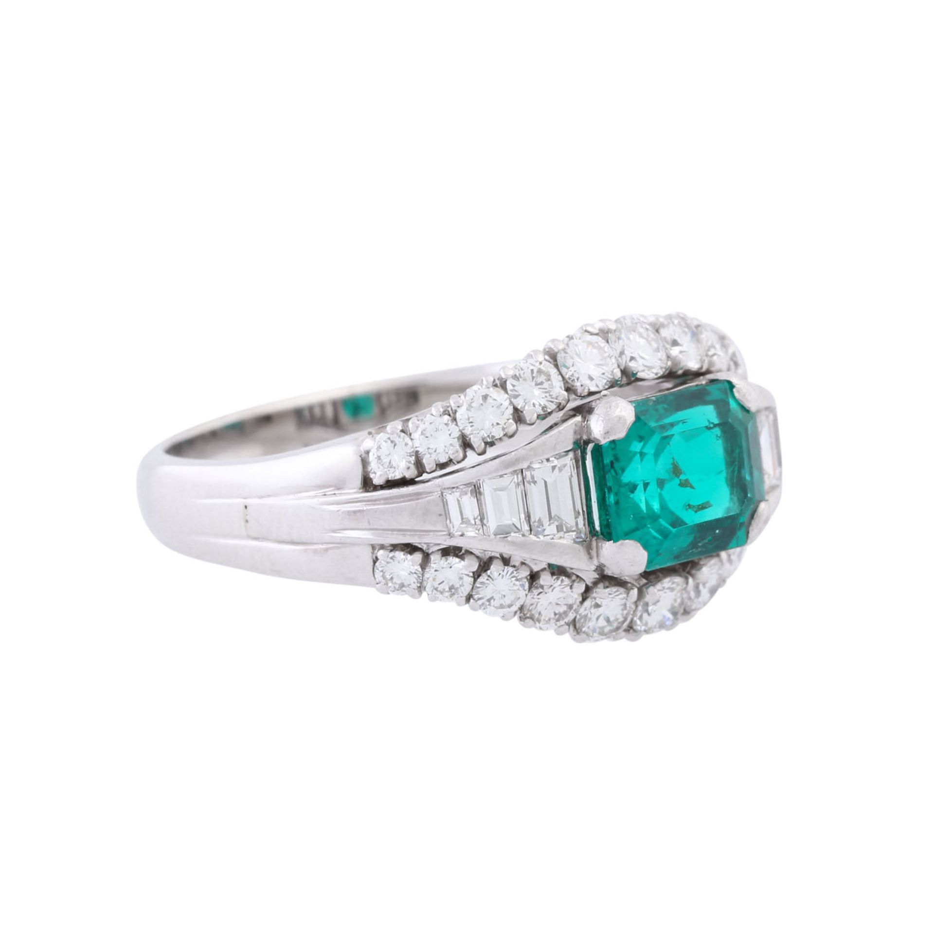 Ring mit feinem Smaragd ca. 2,3 ct und Diamanten zus. ca. 1,5 ct,