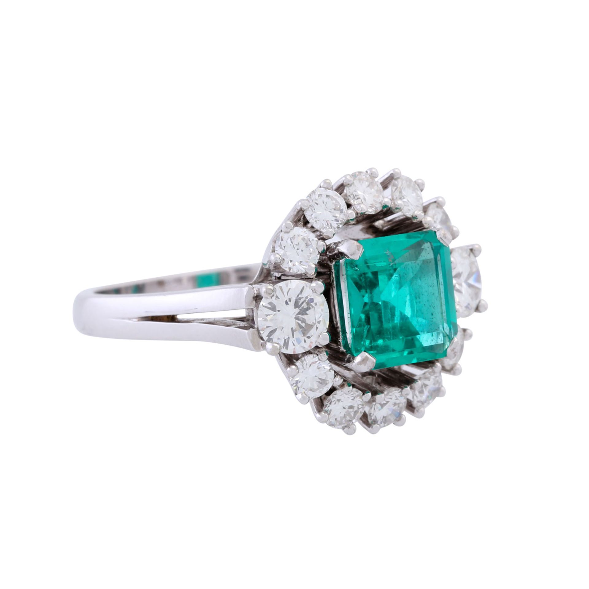 Ring mit feinem Smaragd ca. 1,6 ct und Brillanten zus. ca. 1,2 ct,